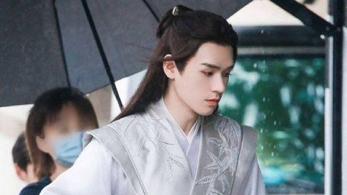 龚俊热巴最新爆料,甜蜜互动引粉丝热议，幕后故事揭秘！”